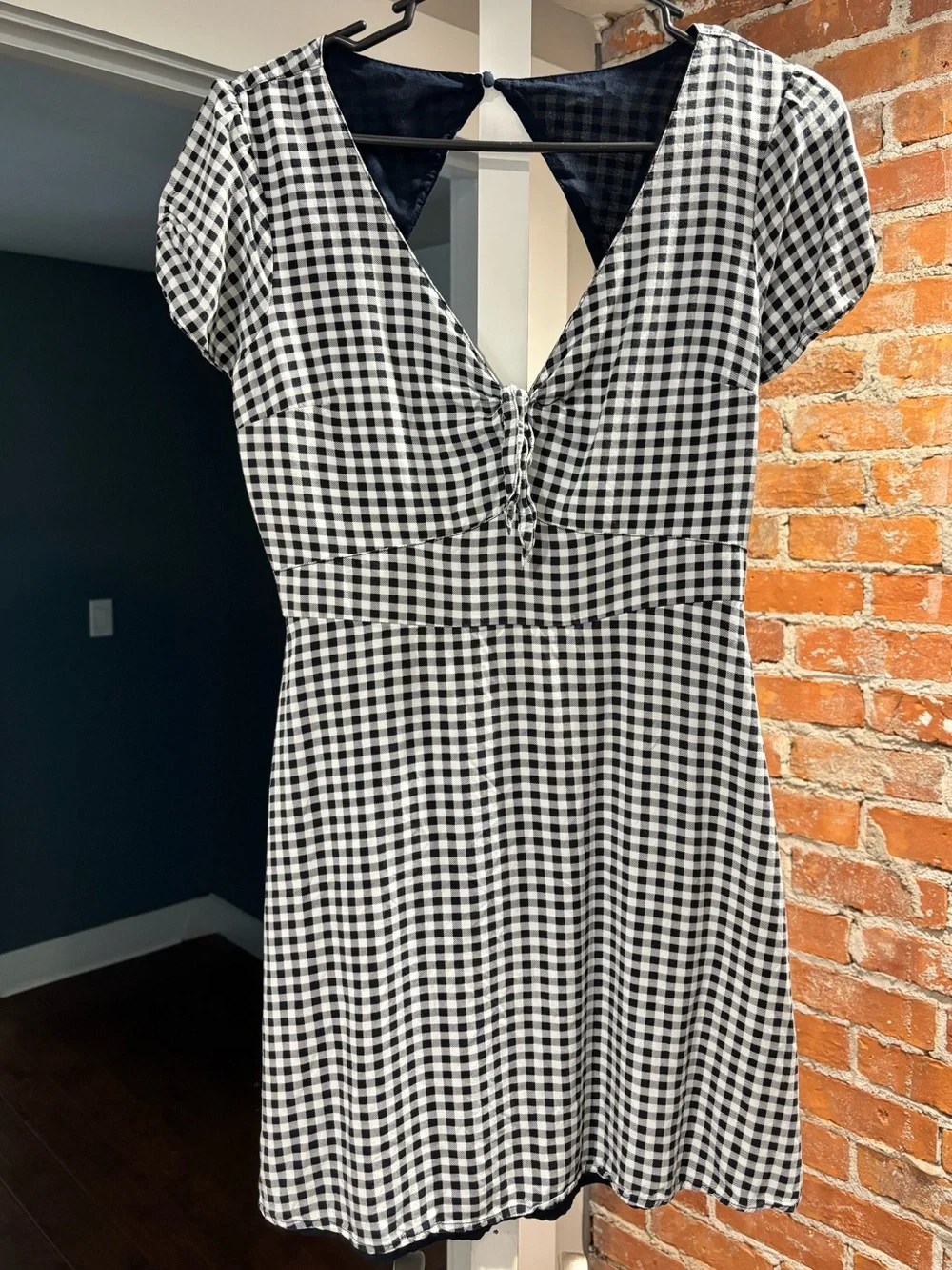 Abercrombie & Fitch Black & White Gingham V-Neck Tie-Front Dress - Picture 1 of 3